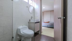 Apartamento en laureles con piscina, parqueadero 302