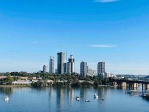 Stunning waterfront 3 bedroom condo with Pool, BBQ