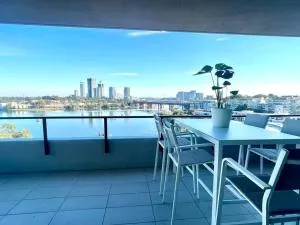 Stunning waterfront 3 bedroom condo with Pool, BBQ - Ryde