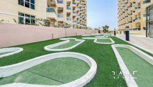 Rare Holiday Homes - Lake View - Near Meaisem City Centre - The Crescent Tower A - Dubai Production City - R910