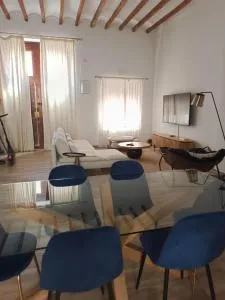 Maison traditionnelle- 190 m carré- jusqu à 8 pers- place idéale centre ville - Huertas