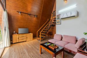 ELIVAAS 4 BHK Pvt Pool & Party Hall - Oakwood Cottages