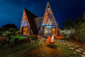 ELIVAAS 4 BHK Pvt Pool & Party Hall - Oakwood Cottages