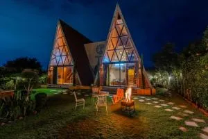 ELIVAAS 4 BHK Pvt Pool & Party Hall - Oakwood Cottages - Dahmi