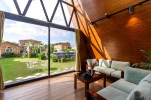 ELIVAAS 4 BHK Pvt Pool & Party Hall - Oakwood Cottages