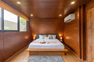 ELIVAAS 4 BHK Pvt Pool & Party Hall - Oakwood Cottages