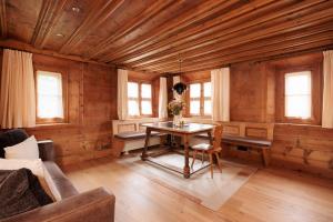 Deluxe One-Bedroom Apartment room in Hotel Chesa Rosatsch - Home of Food