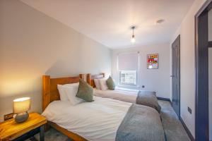 Exceptional 2BD Apt - next to ferry & train station