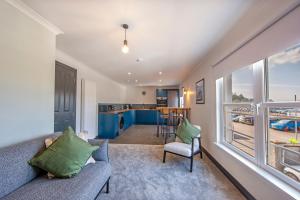 Exceptional 2BD apt with Oban Bay views - next to ferry terminal & train station