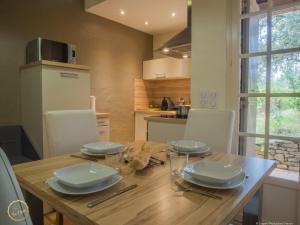 Villages vacances Les Garrigues de la Vallee des Baux : photos des chambres