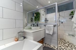 LEO Sky Farm, Franschhoek- 8 Modern Farm Cottages