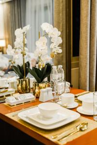 Luxe Suite at BCCT - BGCs Prime Studio - Gym, Infinity Pool with breathtaking skyline view