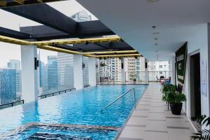 Luxe Suite at BCCT - BGCs Prime Studio - Gym, Infinity Pool with breathtaking skyline view
