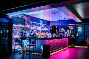 Luxe Suite at BCCT - BGCs Prime Studio - Gym, Infinity Pool with breathtaking skyline view