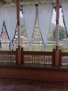 New Lakes Crown Group Of Houseboats