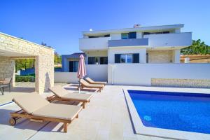 Villa with pool near, sandy beach, quiet area TRAVELER tourist agency Krk - ID 2215