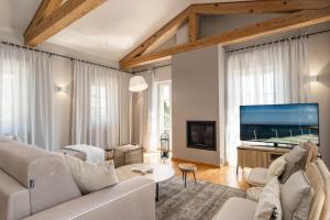 Cheerful sea view villa Franka in a quiet location 