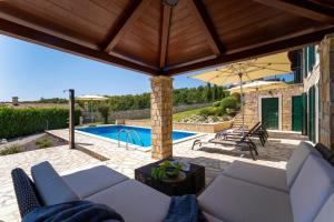 Cheerful sea view villa Franka in a quiet location 