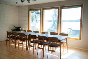 Villa Nurmenhelmi järven rannalla