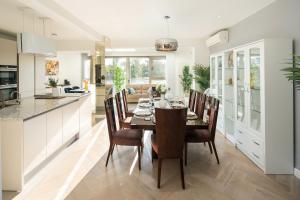 Luxury Pool House with Free Parking - Unico Residences