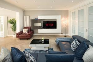 Luxury Pool House with Free Parking - Unico Residences