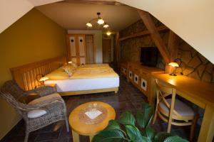 Superior Double Room with Sofa Bed room in Hotel a restaurace Palfrig