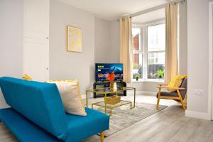 3-Bed Semi-Detached Home Swansea l Near Beach l Sleeps 6 l 4 Beds l By JMT Stays