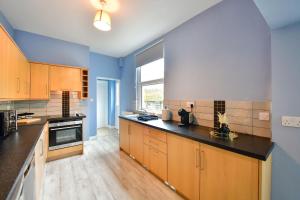 3-Bed Semi-Detached Home Swansea l Near Beach l Sleeps 6 l 4 Beds l By JMT Stays