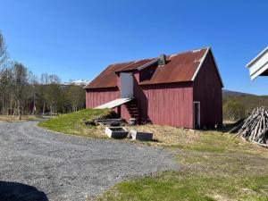 Nydelig småbruk med hus og fjøs og badstu