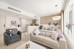 1BR Apt with a Sofa Bed, Pool, Gym & Burj Khalifa View