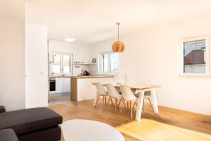 3 Bed Apt Sleeps 6 with Terrace & Flat-screen Tv