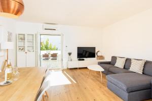 3 Bed Apt Sleeps 6 with Terrace & Flat-screen Tv