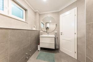 3 Bed Apt Sleeps 6 with Terrace & Flat-screen Tv