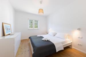 3 Bed Apt Sleeps 6 with Terrace & Flat-screen Tv