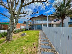 149 - Casa pé na areia Mariscal com 04 dormitórios