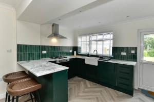 2-Bed Home by JMT Stays l Swansea Short Lets & Serviced Stays l Free Wi-Fi l Free Parkling