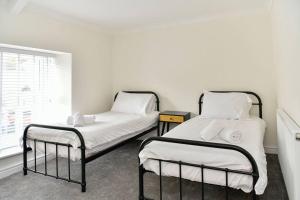 2-Bed Home by JMT Stays l Swansea Short Lets & Serviced Stays l Free Wi-Fi l Free Parkling