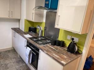 Spacious 3-bed apartment close to Birmingham City with free parking with Netflix contractor stays welcome