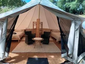 Glamping tent in de rust, met zwembad, badkamer en keuken - Lacapelle-Pinet