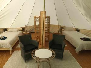 Tentes de luxe Glamping tent in de rust, met zwembad, badkamer en keuken : photos des chambres