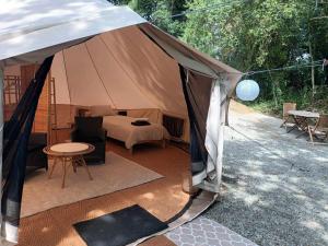 Tentes de luxe Glamping tent in de rust, met zwembad, badkamer en keuken : Tente