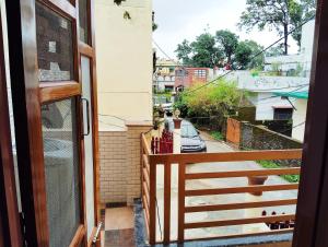 Doon Niwas Homestay 2-Bedroom 1st Floor- Mountain view, near main Picnic Spots, comfortable peaceful central Family-friendly
