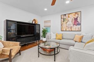 The Hackberry - Hot Tub Fire Pit & Close to Main