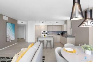 Beautiful apartment with Amazing Pool Balcony