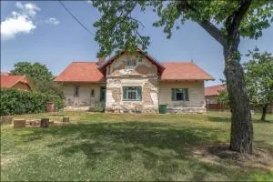 Fara Bošín - 杰泰尼采