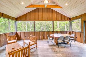 Tree Tops Retreat about 19 Mi to Lake George!