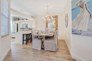 Sunshine days Stunning pool home. Gated community