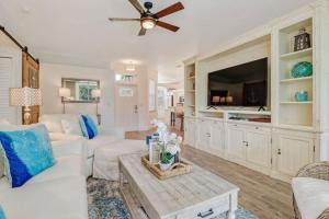 Sunshine days Stunning pool home. Gated community