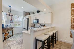 Sunshine days Stunning pool home. Gated community