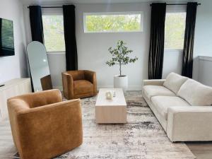 Luxurious Hidden Gem - Downtown Access - Balcony
